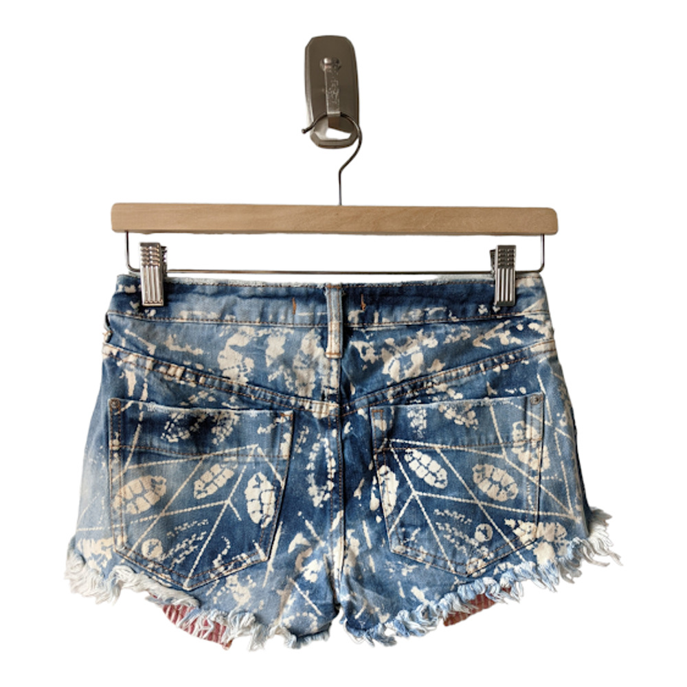 Free People Size 25 Acid Wash Shorts Blue Jeans Distressed Frayed Hem Leaf